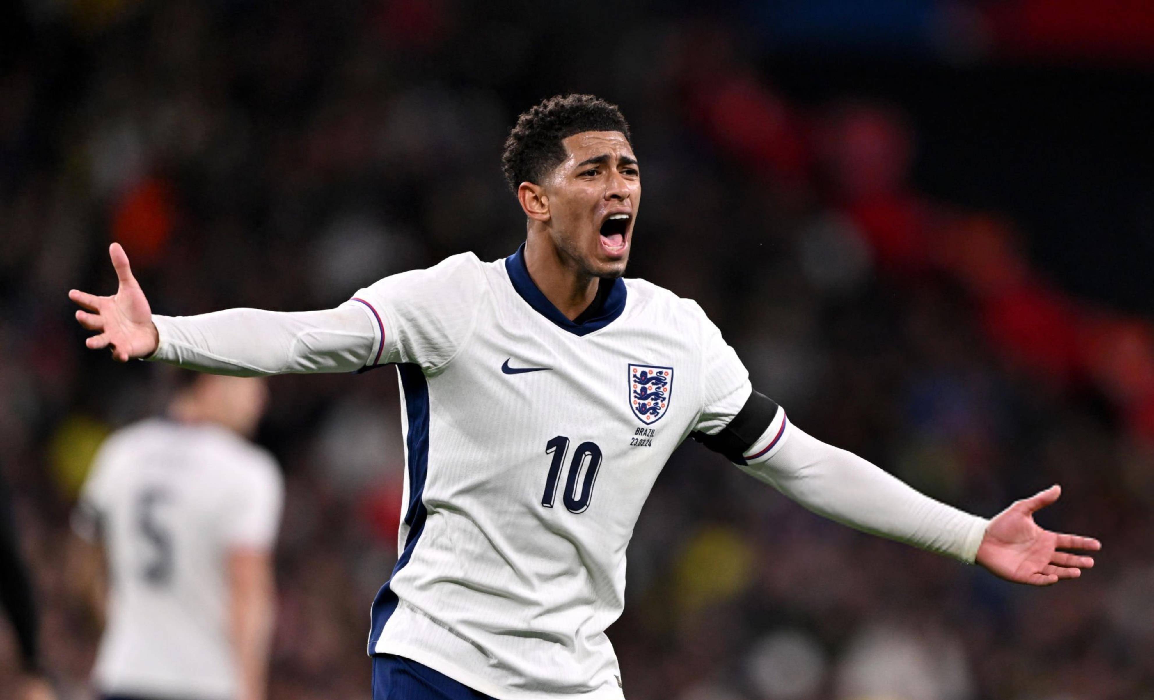 反对家暴，克雷莫内塞球衣背后印的是与球员关系密切女性名字